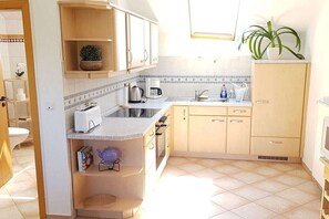 Køleskab, mikrobølgeovn, ovn, kogeplade