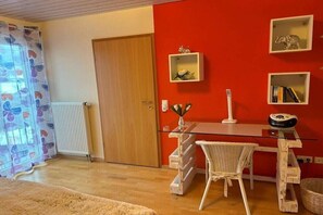 2 bedrooms, iron/ironing board, Internet, bed sheets