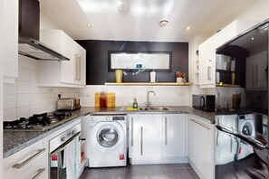 Fridge, oven, stovetop, dishwasher