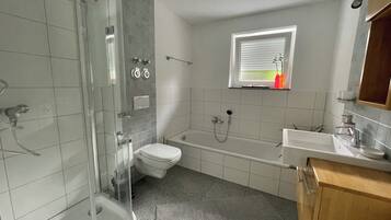 Haartrockner, Handtücher, Seife, Shampoo