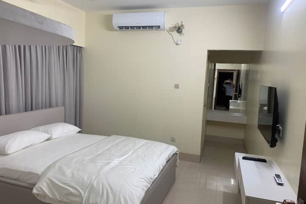 3 habitaciones, tabla de planchar con plancha, wifi y ropa de cama 