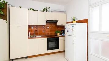 Geladeira, fogão, cooktop, mesas de jantar