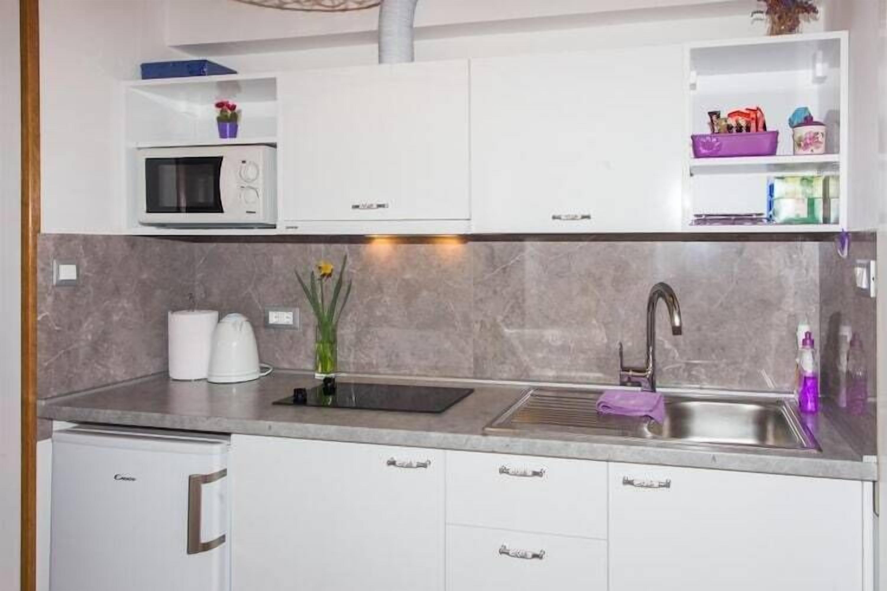 Frigorifero, microonde, piano cottura, tavolo da pranzo