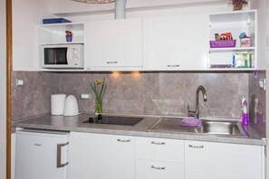 Frigorifero, microonde, piano cottura, tavolo da pranzo