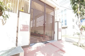 Vista frontal de la propiedad