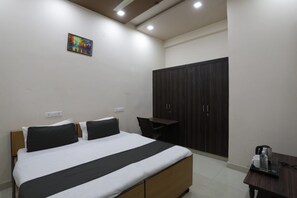 Deluxe vierpersoonskamer, uitzicht op de stad | Gratis wifi, beddengoed