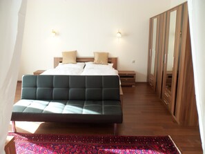 2 bedrooms, travel cot, WiFi, bed sheets