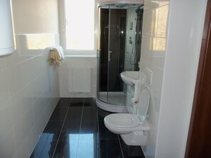 Dusche, Handtücher, Seife, Toilettenpapier