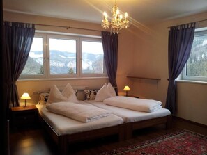 2 bedrooms, travel cot, WiFi, bed sheets