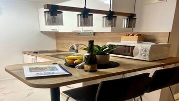 Frigorífico, microondas, placa de cocina y hervidor eléctrico