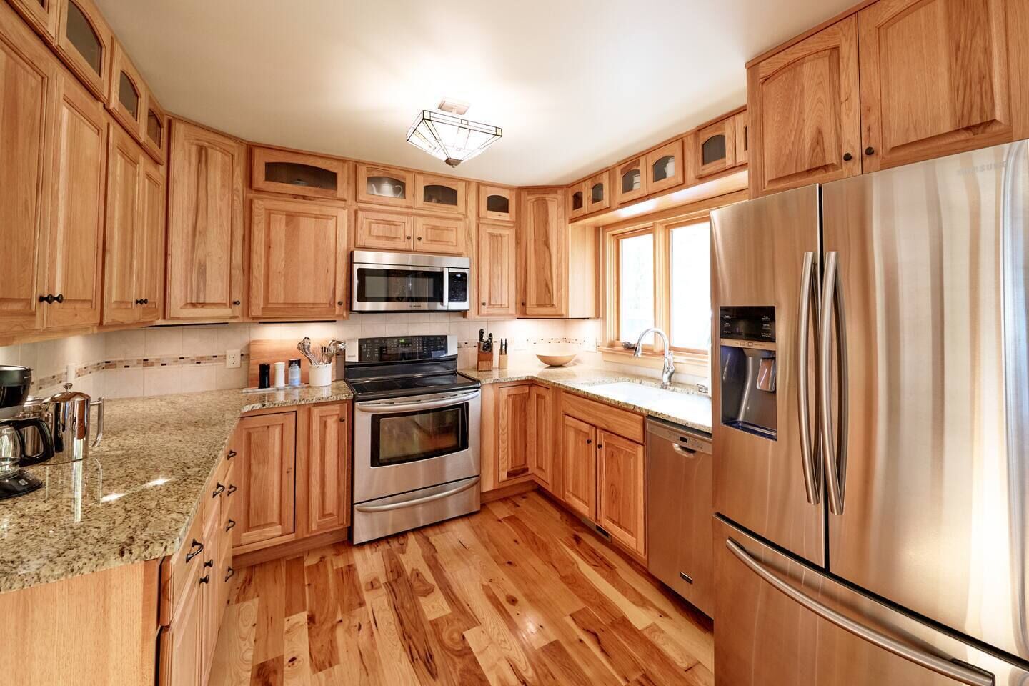 Jääkaappi, mikroaaltouuni, uuni, liesi