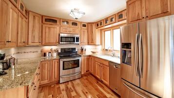 Jääkaappi, mikroaaltouuni, uuni, liesi