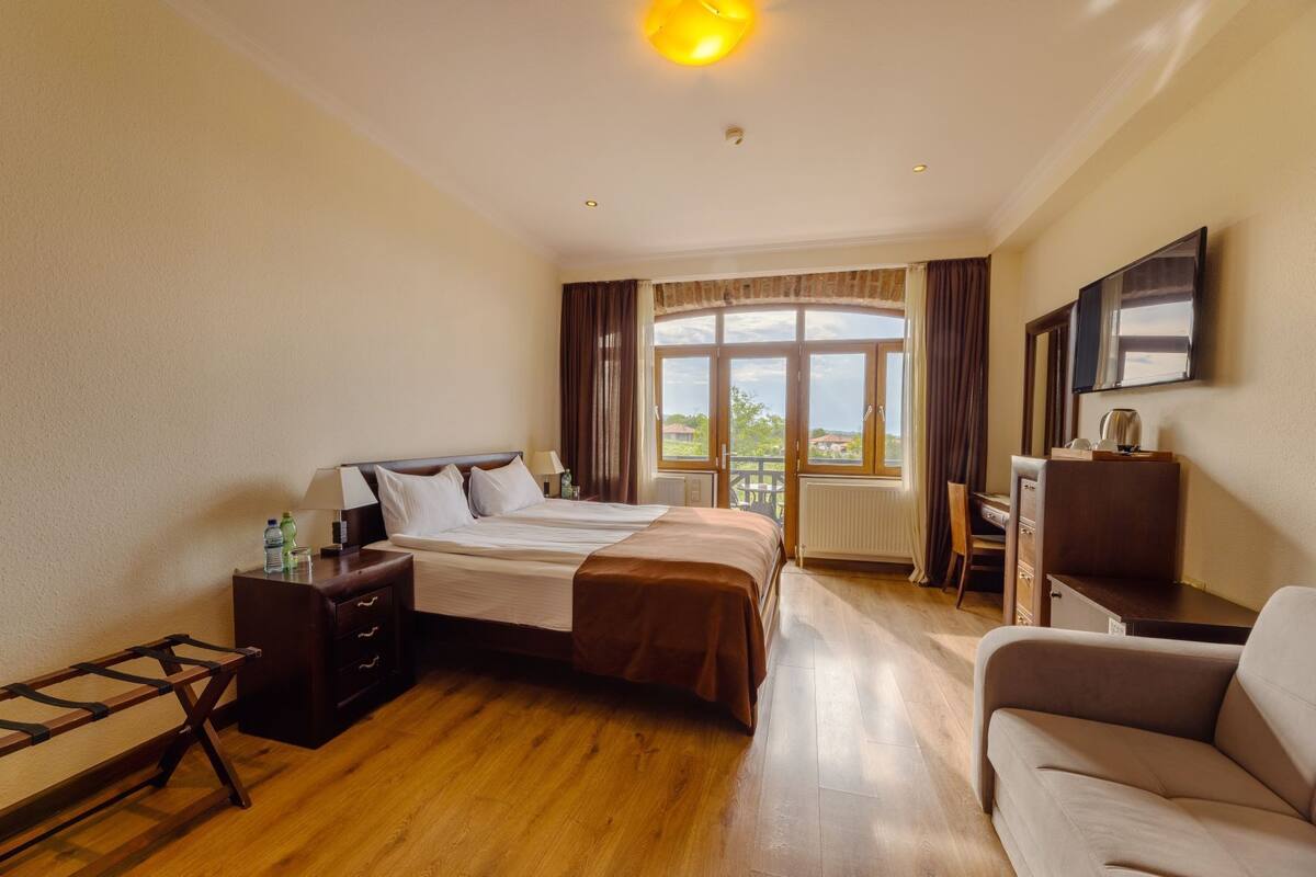 Deluxe-Dreibettzimmer, Balkon, Bergblick