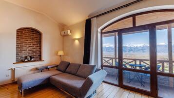 Junior Suite, Balcony, Mountain View | Living area