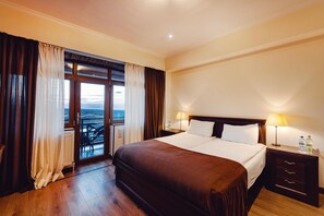 Suite Junior, balkon, pemandangan gunung | Setrika/meja setrika dan Wi-Fi gratis
