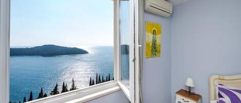 Iron/ironing board, travel crib, free WiFi