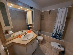 Dusche, Haartrockner, Handtücher