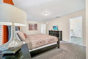 6 bedrooms, desk, iron/ironing board, WiFi