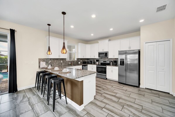 Frigorífico, microondas, horno y placa de cocina