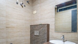 Ein Badezimmer mit Toilette, Waschbecken und Dusche.