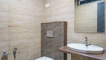 Deluxe Twin Room | Bathroom
