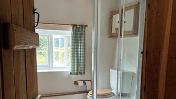 Een haardroger, handdoeken, zeep, toiletpapier