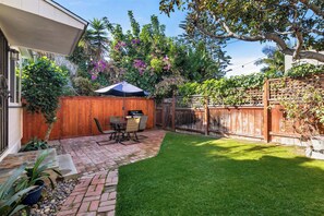 Outdoor dining - PB Bungalow-Private fenced yard-Parking-Remodeled! (San Diego)