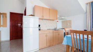 Een koelkast, een oven, een kookplaat, een koffiezetapparaat/waterkoker