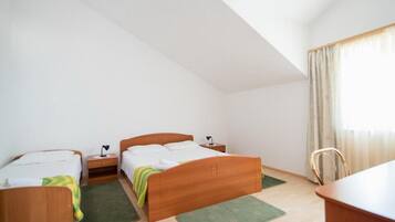 1 slaapkamer, een strijkplank/strijkijzer, reisbedje, gratis wifi