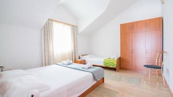 1 slaapkamer, een strijkplank/strijkijzer, reisbedje, gratis wifi