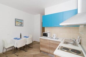 Fridge, microwave, stovetop