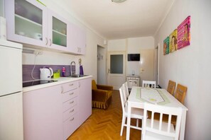 Kühlschrank, Mikrowelle, Herdplatte, Wasserkocher mit Kaffee-/Teezubehör