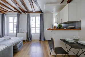 Tabla de planchar con plancha, wifi y ropa de cama 