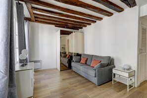 Smart TV - Cozy Studio in the Heart of Le Marais | Arts & Culture Nearby (Paris)