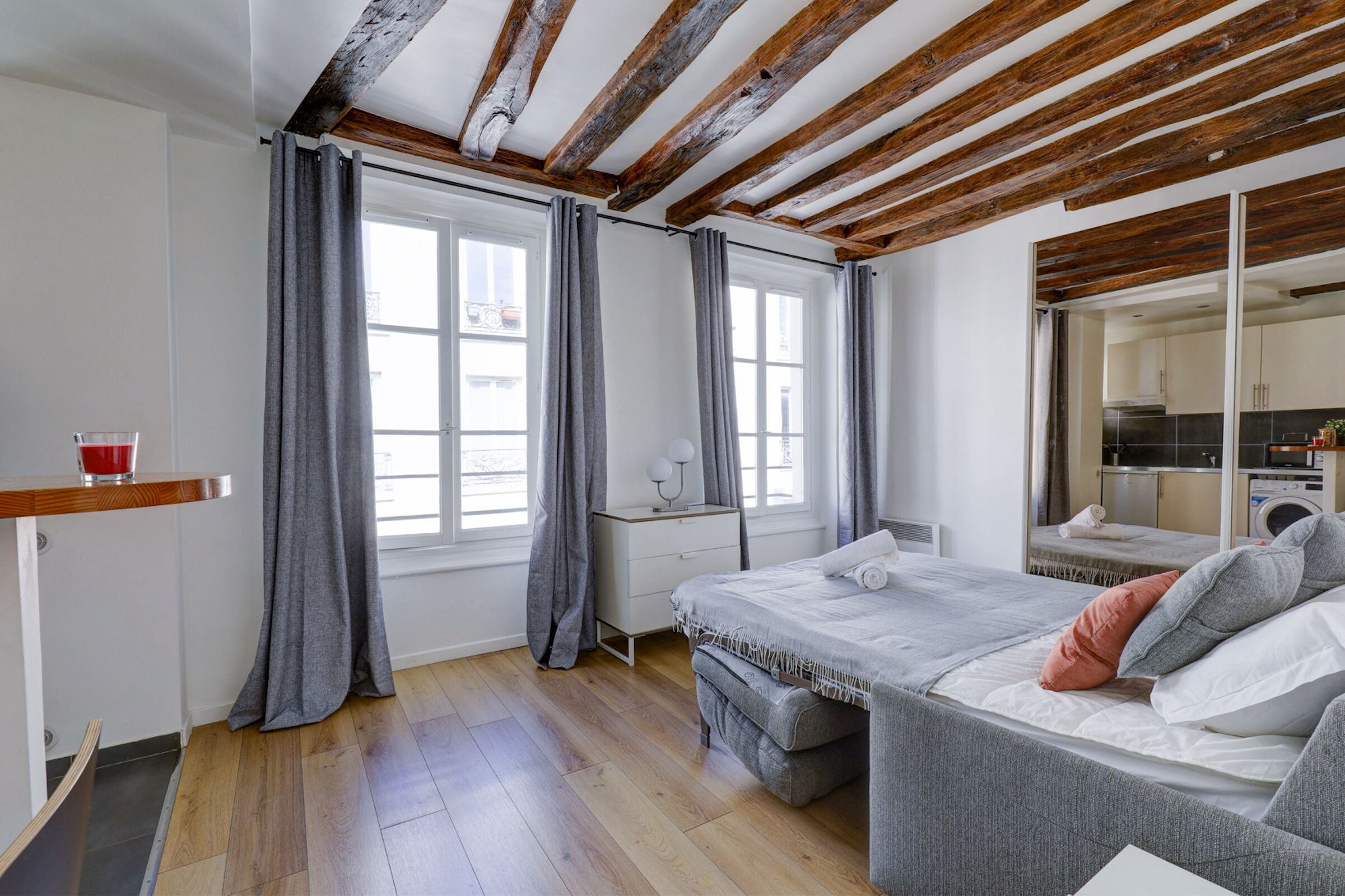 Silitysrauta/-lauta, Wi-Fi, vuodevaatteet