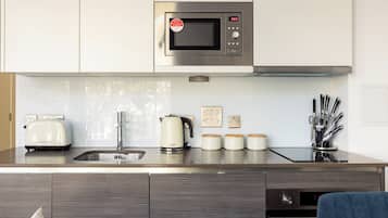 Apartment, 1 Bedroom, Non Smoking, Kitchen | Private kitchen | Fridge, microwave, oven, stovetop