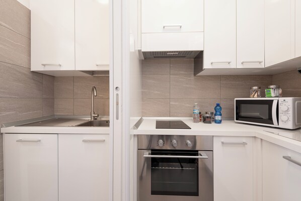 Een koelkast, een magnetron, een oven, een kookplaat