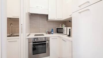 Kühlschrank, Mikrowelle, Ofen, Herdplatte