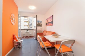 Een smart-tv en boeken