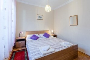 2 bedrooms, iron/ironing board, WiFi