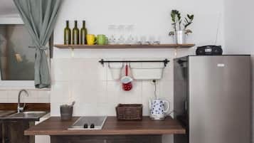 Refrigerador, microondas, parrilla de estufa y cafetera y tetera