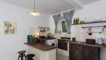 Geladeira, micro-ondas, cooktop, cafeteira/chaleira
