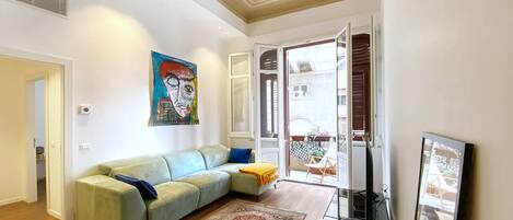 Basic Apartment, City View | Living area