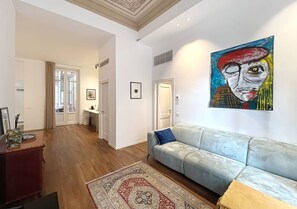 Basic Apartment, City View | Living area