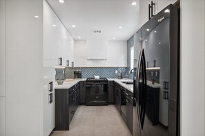 Frigorifero, microonde, forno, piano cottura