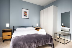 2 bedrooms, desk, iron/ironing board, WiFi