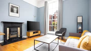 Smart TV, fireplace