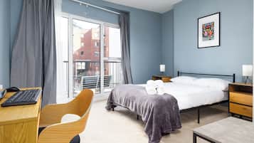 2 dormitorios, escritorio, tabla de planchar con plancha y wifi