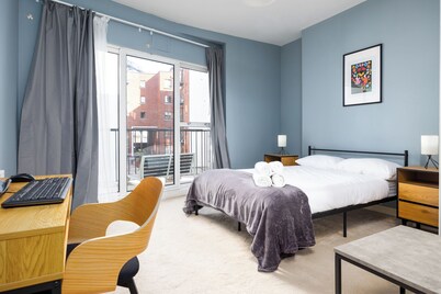 2Bed Flat W/ Private Balcony & Fireplace