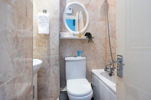 Sèche-cheveux, serviettes fournies, papier toilette